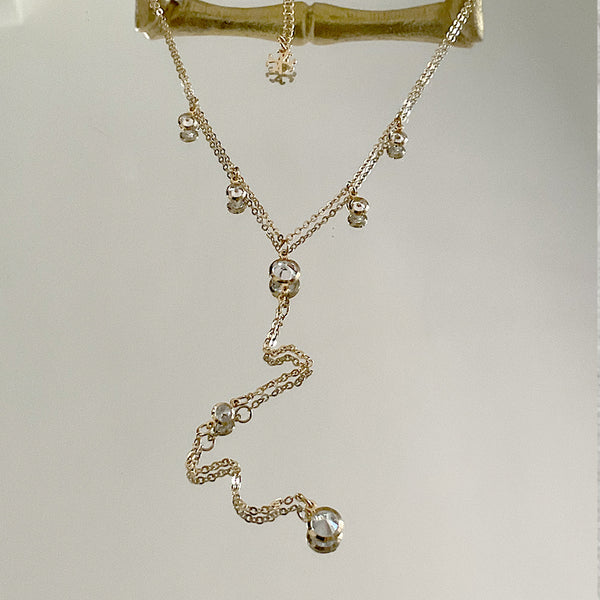 Collar estilo rosario con siete Zircones de dos tamaños en forma redonda, 18k Gold Filled, medida 36 a 41cm