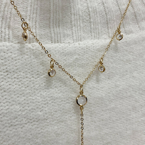 Collar estilo rosario con siete Zircones de dos tamaños en forma redonda, 18k Gold Filled, medida 36 a 41cm