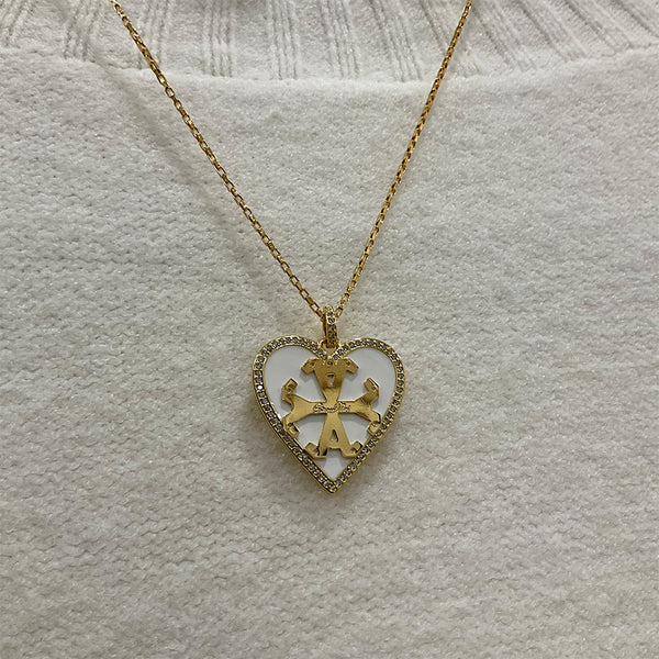 Dije de corazon, color blanco con borde de zircones y simbolo Siamo Noi en 18k Gold Filled, medida 3 x 3.5cm. Disponible en set con Zarcillos.