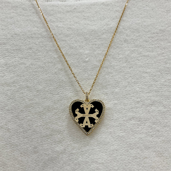 Dije de corazon, color blanco con borde de zircones y simbolo Siamo Noi en 18k Gold Filled, medida 3 x 3.5cm. Disponible en set con Zarcillos.