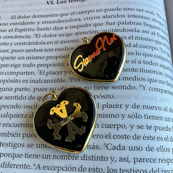 Dije de corazon cristal de Murano, color Negro con borde y simbolo Siamo Noi en 18k Gold Filled, medida 3.5 x 3.7cm