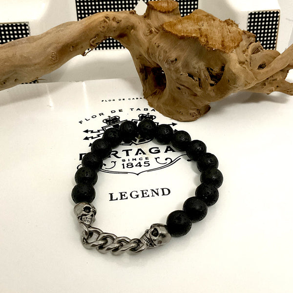 Pulsera de pepas negras con calaveras en acero