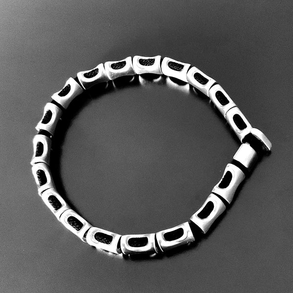 Pulsera de hilo grueso negro con huesos de acero