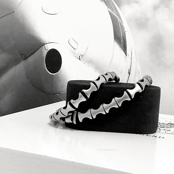 Pulsera de hilo grueso negro con huesos de acero