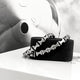 Pulsera de hilo grueso negro con huesos de acero
