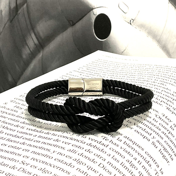 Pulsera Negra de cordón con nudo