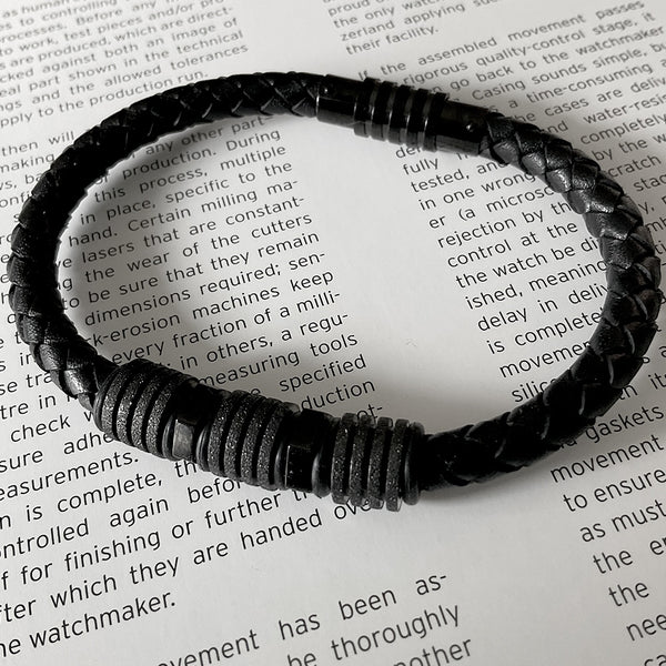 Pulsera negra con trancadero de acero en rosca