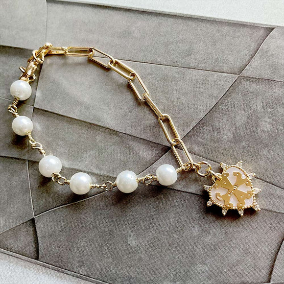 Pulsera con perlas y cadena con dije de corazon, circones y simbolo Siamo Noi. Disponible en set con collar