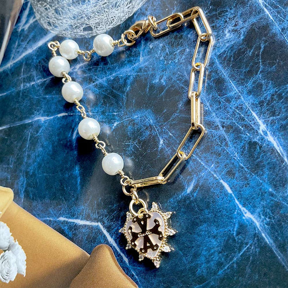 Pulsera con perlas y cadena con dije de corazon, circones y simbolo Siamo Noi. Disponible en set con collar
