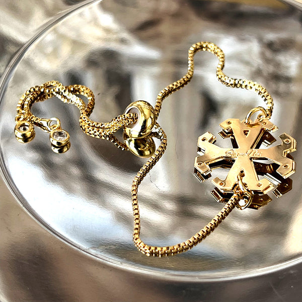 Our signature bracelet. Pulsera adjustable de cadena en 18k Gold Filled con placa Siamo Noi