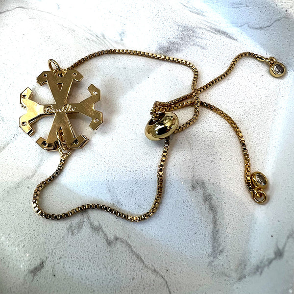 Our signature bracelet. Pulsera adjustable de cadena en 18k Gold Filled con placa Siamo Noi