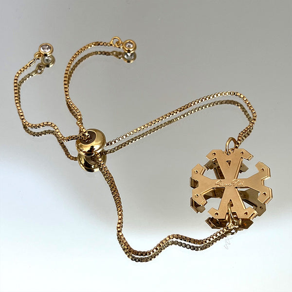 Our signature bracelet. Pulsera adjustable de cadena en 18k Gold Filled con placa Siamo Noi