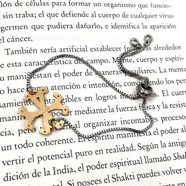 Our signature bracelet. Pulsera adjustable de cadena en Rhodium con placa Siamo Noi