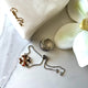 Our signature bracelet. Pulsera adjustable de cadena en Rhodium con placa Siamo Noi
