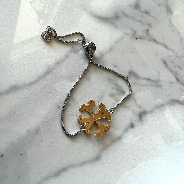 Our signature bracelet. Pulsera adjustable de cadena en Rhodium con placa Siamo Noi