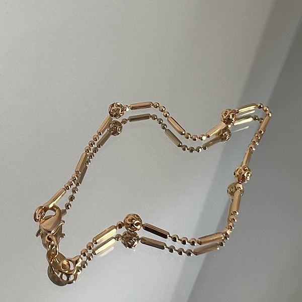 Pulsera combinada de puntos y barras con mini esferas, 18k Gold Filled, medida 18cm. Disponible en set con Collar