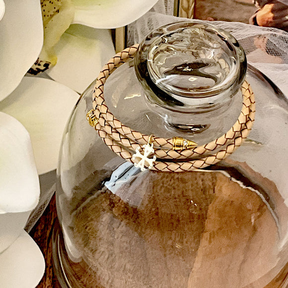 Pulsera Cuero Beige puntas clavo