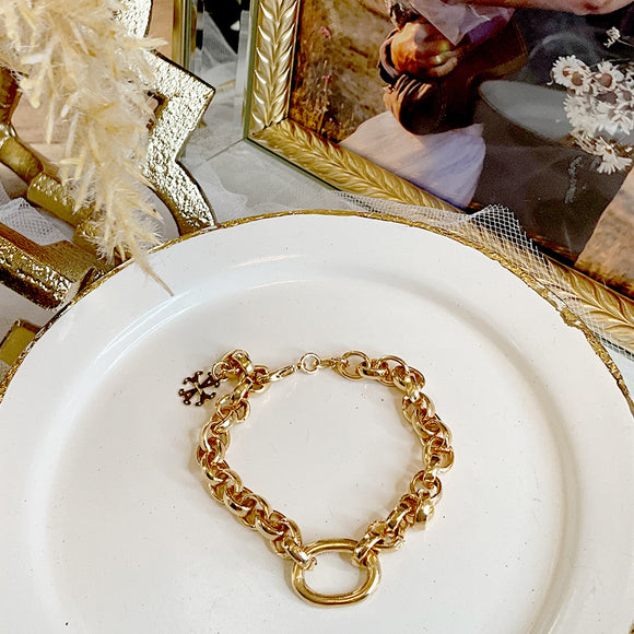 Pulsera dorada gruesa con ovalo en el medio