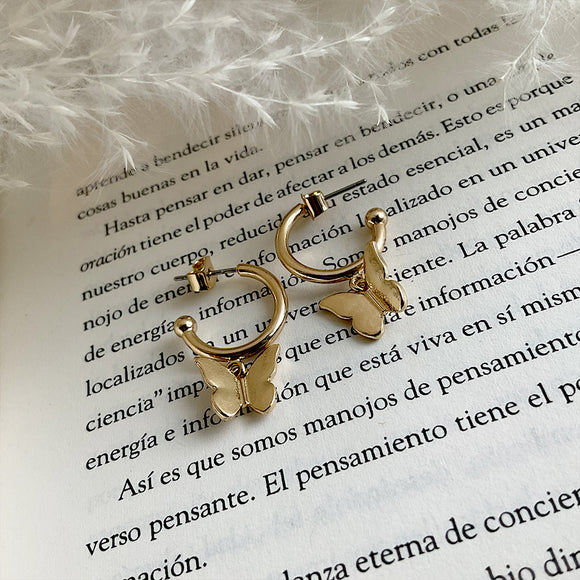 Argollas finas abiertas con dije de Mariposa colgante