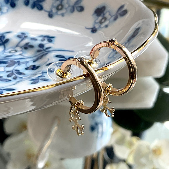 Argollas con zircon solitario y simbolo Siamo Noi