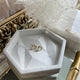 Zarcillo en forma de corazon color blanco con borde de zircones en 18k Gold Filled
