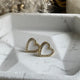 Zarcillo en forma de corazon color blanco con borde de zircones en 18k Gold Filled