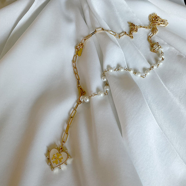 Collar con perlas y cadena con dije de corazon, circones y simbolo Siamo Noi.