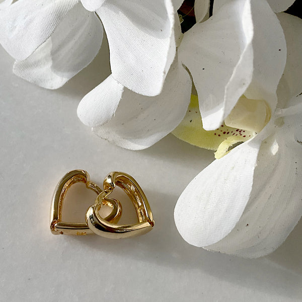 Zarcillos de argollas gruesas en forma de Corazon