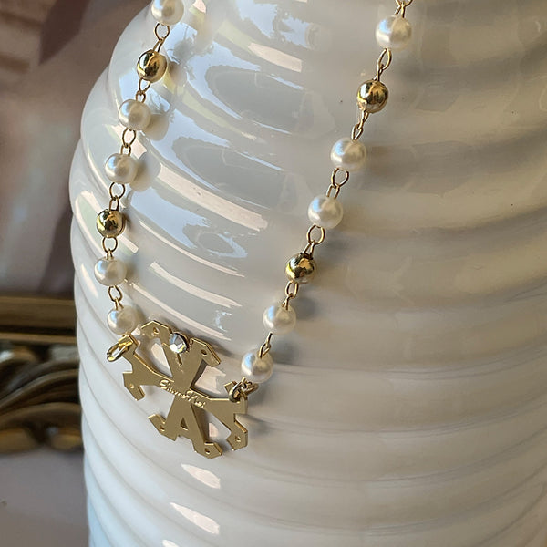 Collar Perlas y Gemstone doradas con Dije símbolo Siamo Noi y cristal Swarovsky