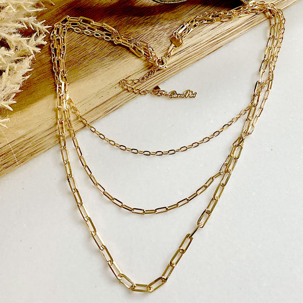 Collar dorado de tres cadenas